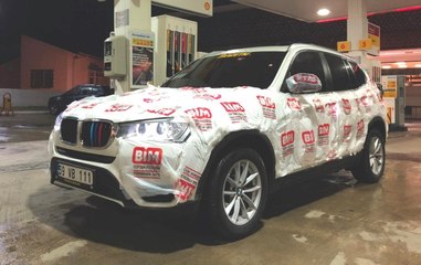 İki Genç, 350 Bin TL'lik Aracı Satın Aldıkları Poşetlerle Kapladı