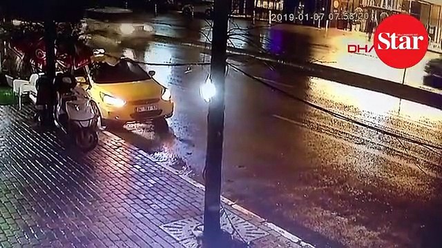 Beyoğlu’nda otomobilin çarptığı yaya öldü; çarpma anı kamerada