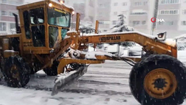 Kar yağışı ulaşımı aksattı, metrelerce araç kuyruğu oluştu...Sürücüler yollarda zor anlar yaşadı