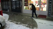 Karlar altında kalan araçlarını böyle temizlediler