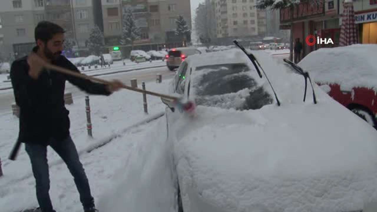 Karlar Altında Kalan Araçlarını Böyle Temizlediler
