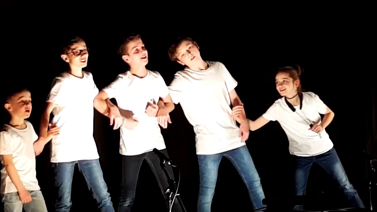 Théâtre alsacien : un Schnitzelbank par les enfants du théâtre de Helfrantzkirch