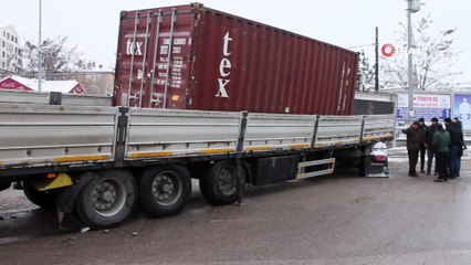 Tırın dorse aksı kırıldı, yüküyle yol ortasında kaldı