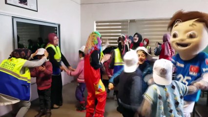 Kara kışta kırsaldaki çocukların yüzünü güldürüyorlar - ERZURUM