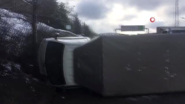 Kar Nedeniyle Kayganlaşan Yolda Kontrolden Çıkan Kamyonet Devrildi