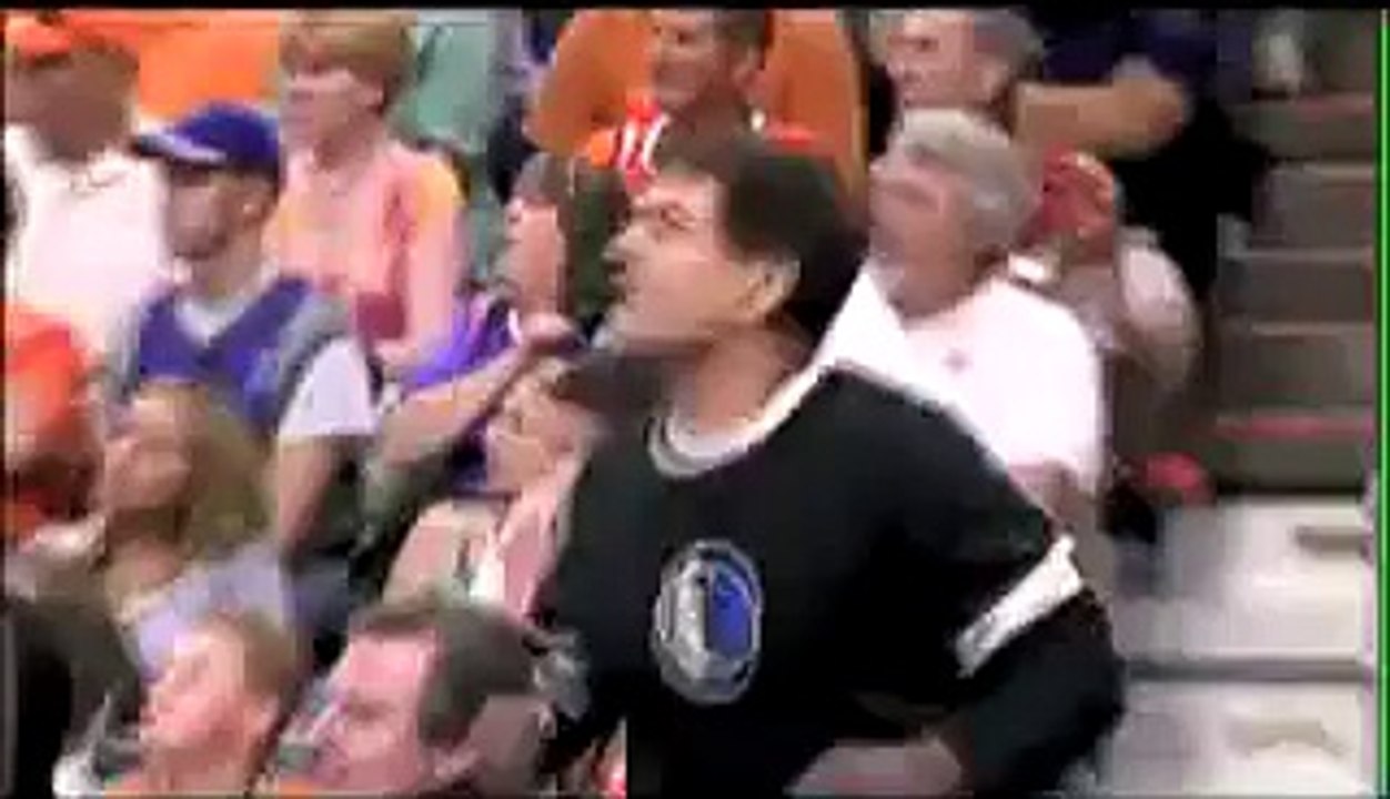 Michael Bivins talks with Jason Terry and other members of t