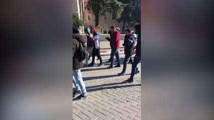 Ora News - Protestë? Mblidhen studentët e parë te Kryeministria