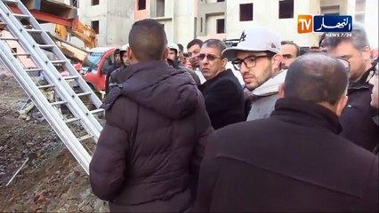 شاهد..لحظة إنتشال أحد ضحايا حادثة سقوط الورشة بالرحمانية !!!