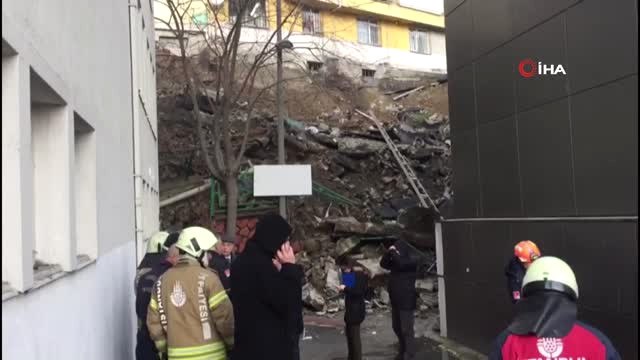Eyüpsultan Devlet Hastanesi'nin Arkasında Bulunan İstinat Duvarı Çöktü