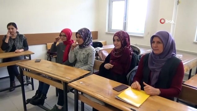 İşaret dili öğrendi, ailesine tercüman oldu