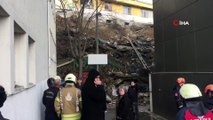 Eyüpsultan Devlet Hastanesi'nin arkasında bulunan istinat duvarı çöktü