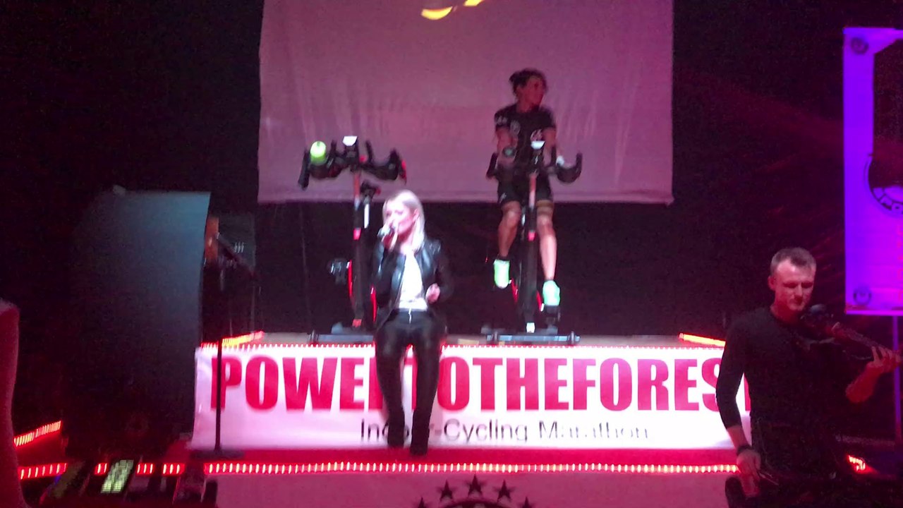 Aufbau und Techniker beim Indoor Cycling Marathon im BLSV Regen