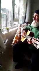 Yaşına aldırmadan rock yapan dede