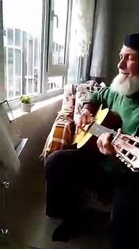 Yaşına aldırmadan rock yapan dede
