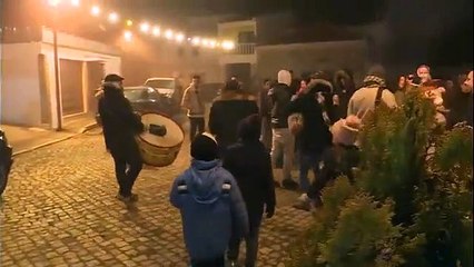 Des enfants doivent fumer des cigarettes pour une tradition au Portugal