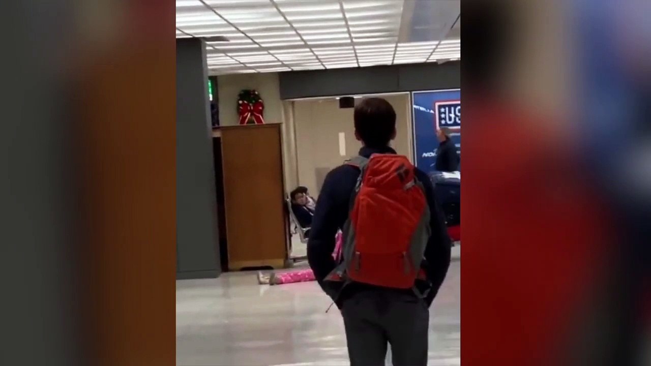Padre arrastra a su hijo por el aeropuerto como si fuera una maleta