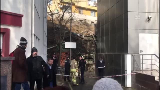 İstinat Duvarı Hastanenin Bahçesine Yıkıldı