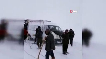 Öğretmenler yoğun kar yağışı ve tipi nedeniyle mahsur kaldı