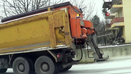 Karabük Belediyesi’nden don ve buzlanmaya karşı tuzlama çalışması