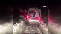 Karla kapanan yolda özel idare ambulansı, ambulans da hastayı kurtardı