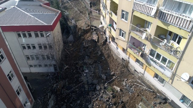 İstinat Duvarı Çöktü, Hastane Boşaltıldı