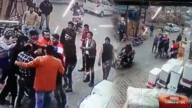 सपा नेता ने ई-रिक्शा वाले को CO ऑफिस के पास दौड़ा-दौड़ाकर पीटा, किसी ने नहीं बचाया, वीडियो