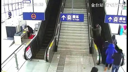 Police jumps over ticket gate to save old lady losing balance on escalator
