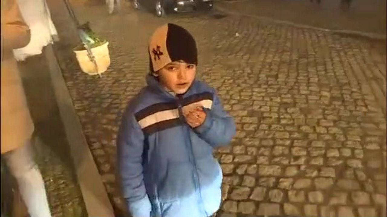 Des enfants obligés de fumer des cigarettes pour une tradition au Portugal