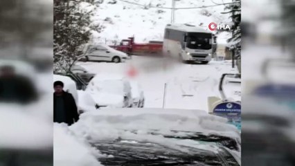 Buz pistine dönen Ankara sokaklarında minibüs böyle kaydı