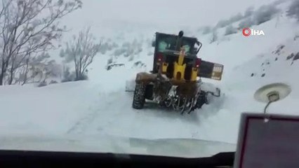 Kar yolları kapattı, greyder kara saplandı