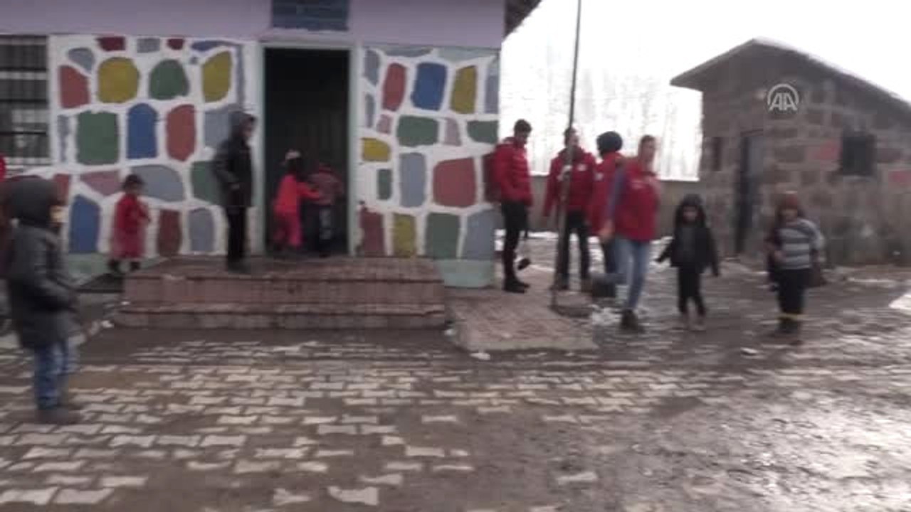 Minik Öğrencileri "Isıtan" Yardım