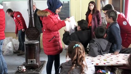 Minik öğrencileri 'ısıtan' yardım - BİTLİS