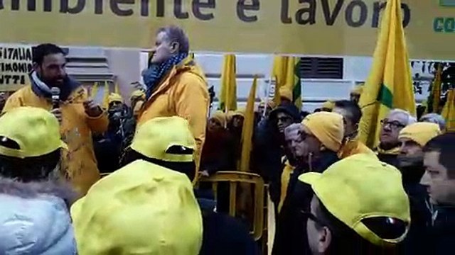 Agricoltori pugliesi arrivano a Roma, il Ministro scende dal Palazzo
