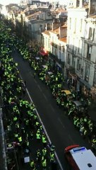 Magnifique moment : des gilets jaunes s’écartent pour libérer le chemin à un camion de pompiers.