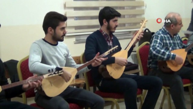 Görme engelli gencin bağlama azmi