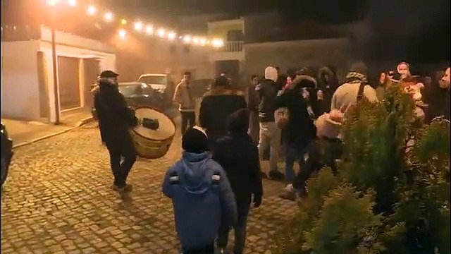 Pour fêter l'Épiphanie, un village portugais laisse ses enfants fumer