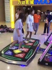 Deux jeunes filles perdent leurs courgettes sur un jeu de danse