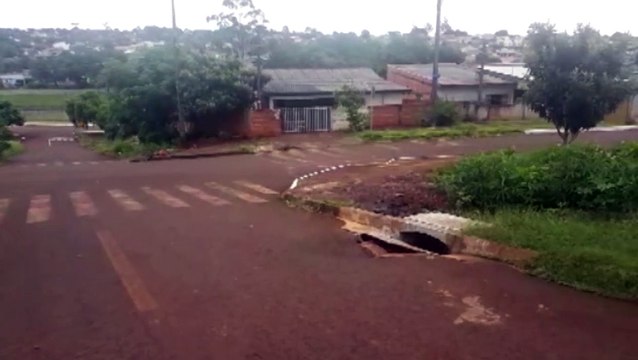 Moradora reclama de cratera perto de bueiro no Morumbi