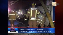 Conductor quedó atrapado luego de chocar contra un poste en Av. Juan Tanca Marengo