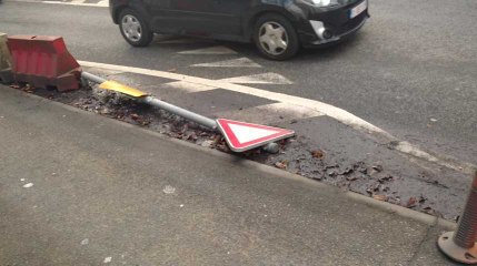 Mons.Un stop qui pleure et fait du danger.Video  Éric Ghislain