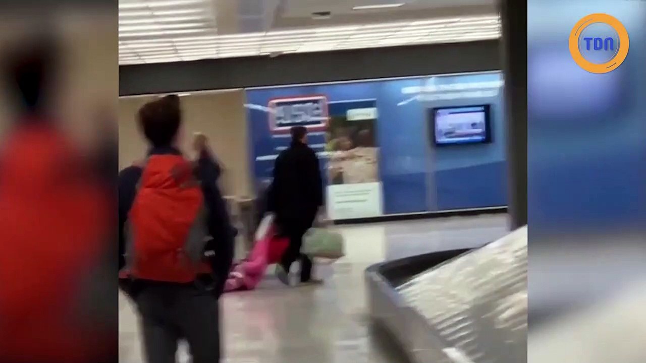 Ce père traine sa fille par la capuche dans un aéroport !