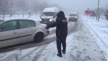 Adıyaman Kar Besni-Gaziantep Yolunu Trafiğe Kapadı, Uzun Araç Kuyrukları Oluştu