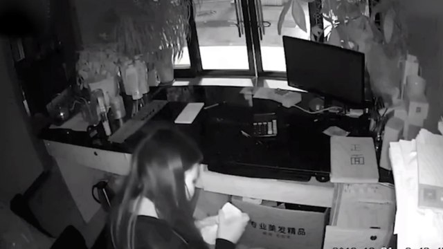 Quand ils ont vu sur la caméra ce que la cambrioleuse fait juste après son vol, ils ont hés