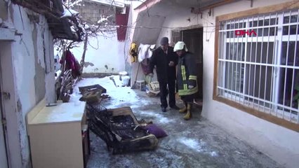 Isparta Evde Yalnız Kalan 3 Kardeş Çıkan Yangında Dumandan Etkilendi