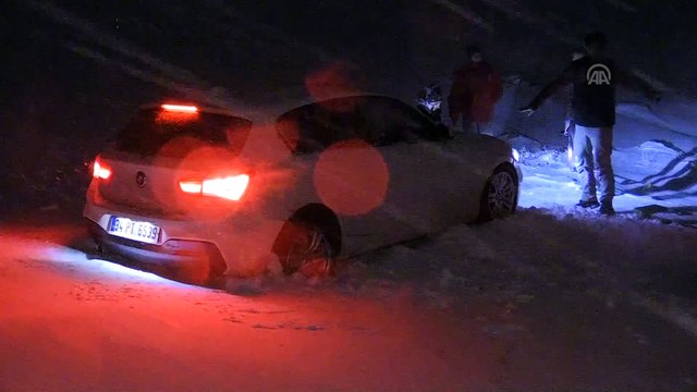 Yoğun kar yağışı ve tipi nedeniyle sürücüler zor anlar yaşadı - ERZURUM
