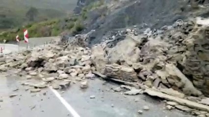 Çöken istinat duvarı ulaşımı aksattı - ADANA