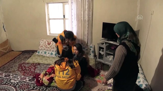 Yolu kardan kapanan köylerdeki hastalar paletli ambulansla kurtarıldı - HAKKARİ