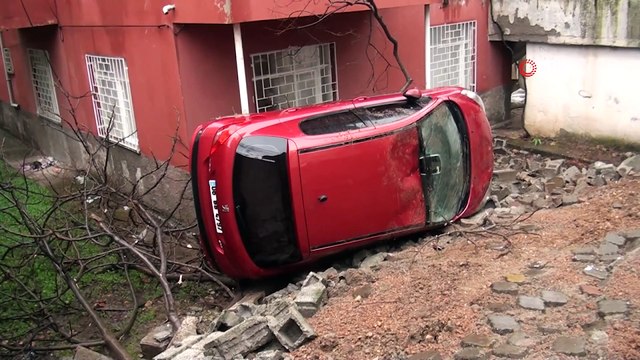Park halindeki otomobil evin bahçesine uçtu