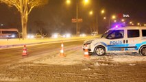 Erzurum'da yoğun kar yağışı ve tipi yolları ulaşıma kapadı