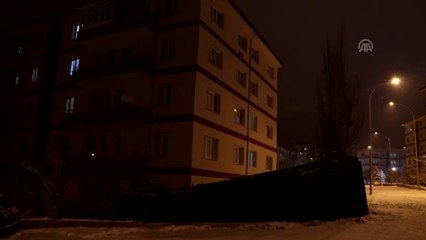 Kontrolden Çıkan Kamyon Apartman Bahçesine Devrildi